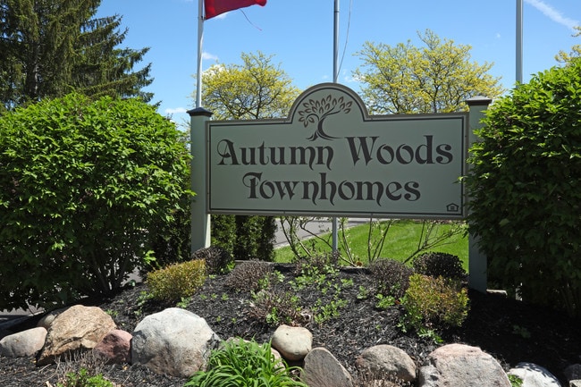 Autumn Woods in Jackson, MI - Foto de edificio - Building Photo
