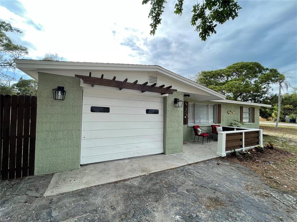 50 Euclid Ave in Englewood, FL - Building Photo