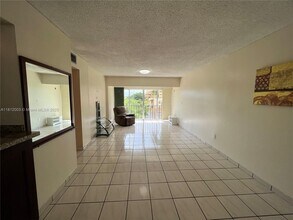 8887 Fontainebleau Blvd in Miami, FL - Building Photo - Building Photo