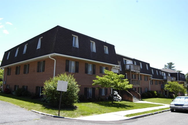 Logan Court Apartments in Pottstown, PA - Foto de edificio - Building Photo