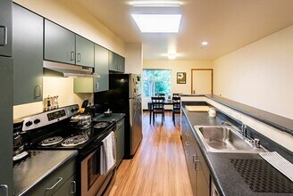 Radford Court in Seattle, WA - Building Photo - Building Photo