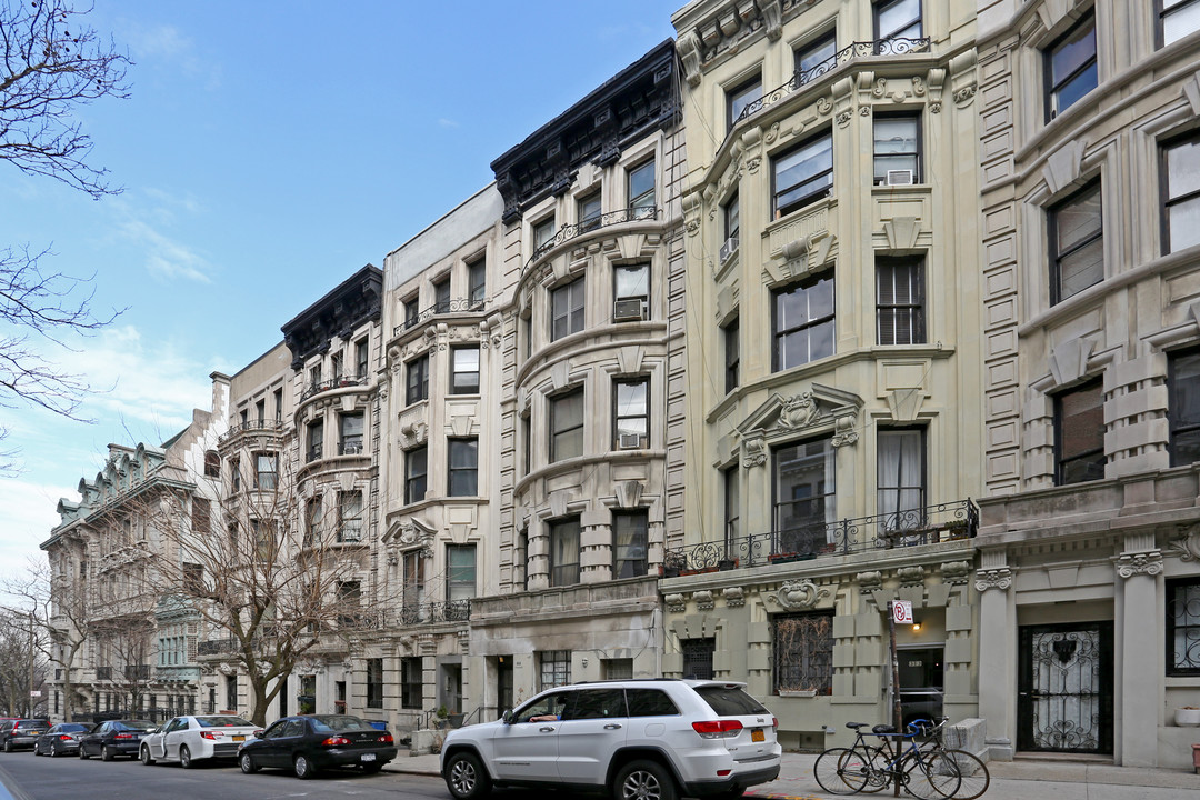 315 W 105th St in New York, NY - Building Photo