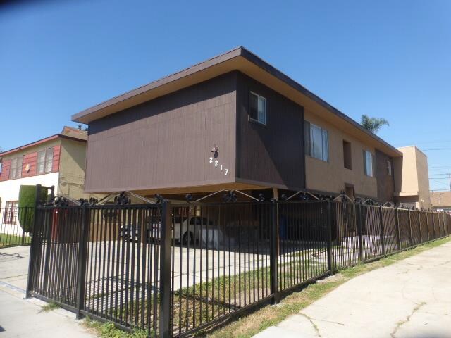 2217 S Spaulding Ave in Los Angeles, CA - Building Photo