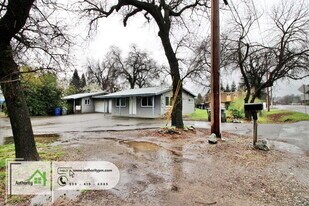 2735 Radio Ln in Redding, CA - Building Photo