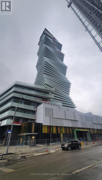 3900 Confederation Pkwy in Mississauga, ON - Building Photo