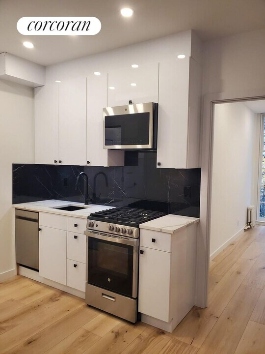 509 E 77th St in New York, NY - Building Photo