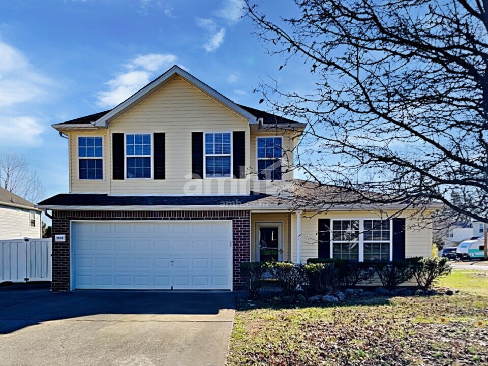 1008 Montrose Dr in Smyrna, TN - Building Photo