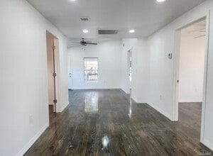 213 Wilson Ave in Atmore, AL - Foto de edificio - Building Photo