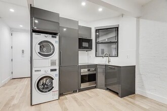 321 2nd Ave, Unit 2F in New York, NY - Foto de edificio - Building Photo