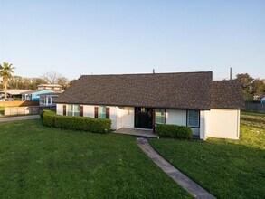 1402 Bayou Shore Dr in Galveston, TX - Building Photo - Building Photo