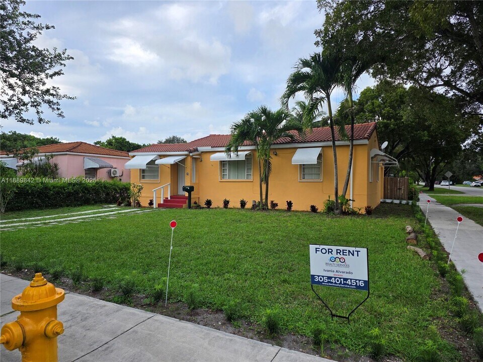 1 N Melrose Dr in Miami Springs, FL - Building Photo