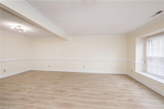 670 Lord Dunmore Dr in Virginia Beach, VA - Building Photo - Building Photo