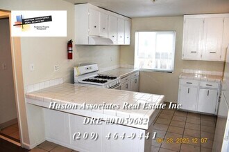 535 W North St in Manteca, CA - Building Photo - Building Photo