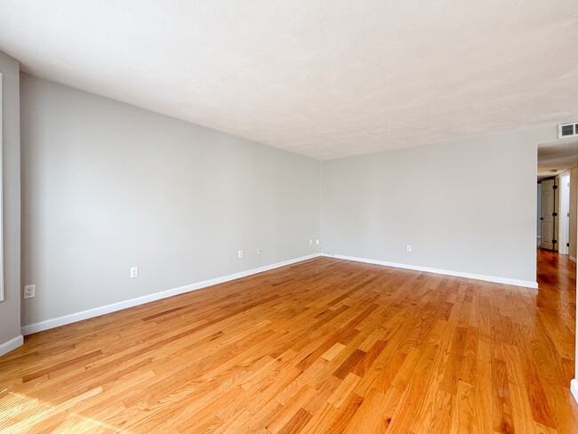 34 Lonsdale St, Unit 2 in Boston, MA - Foto de edificio - Building Photo