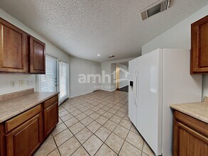 33 Messenger Crk in San Antonio, TX - Foto de edificio - Building Photo