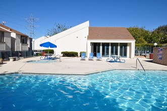Camino Colony in Oceanside, CA - Foto de edificio - Building Photo