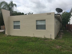 2414 Johnson St in Hollywood, FL - Foto de edificio - Building Photo