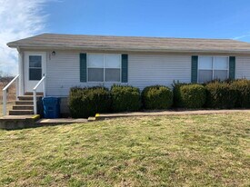 523 Hutchens Rd in Martin, TN - Building Photo