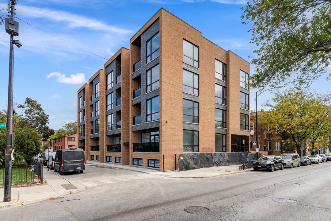 2355 W Flournoy St in Chicago, IL - Building Photo