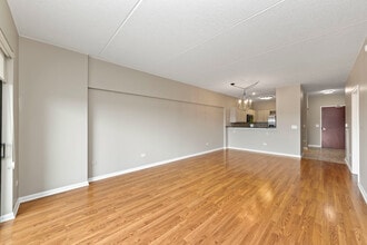 6420 Double Eagle Dr in Woodridge, IL - Building Photo - Building Photo