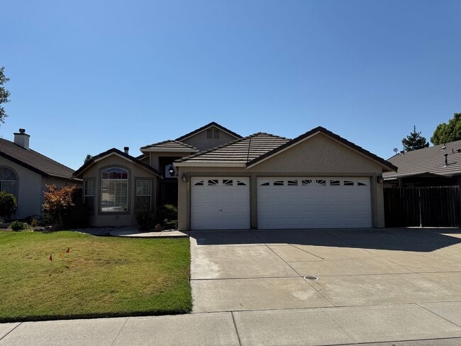 521 Pecan Dr in Ripon, CA - Foto de edificio - Building Photo