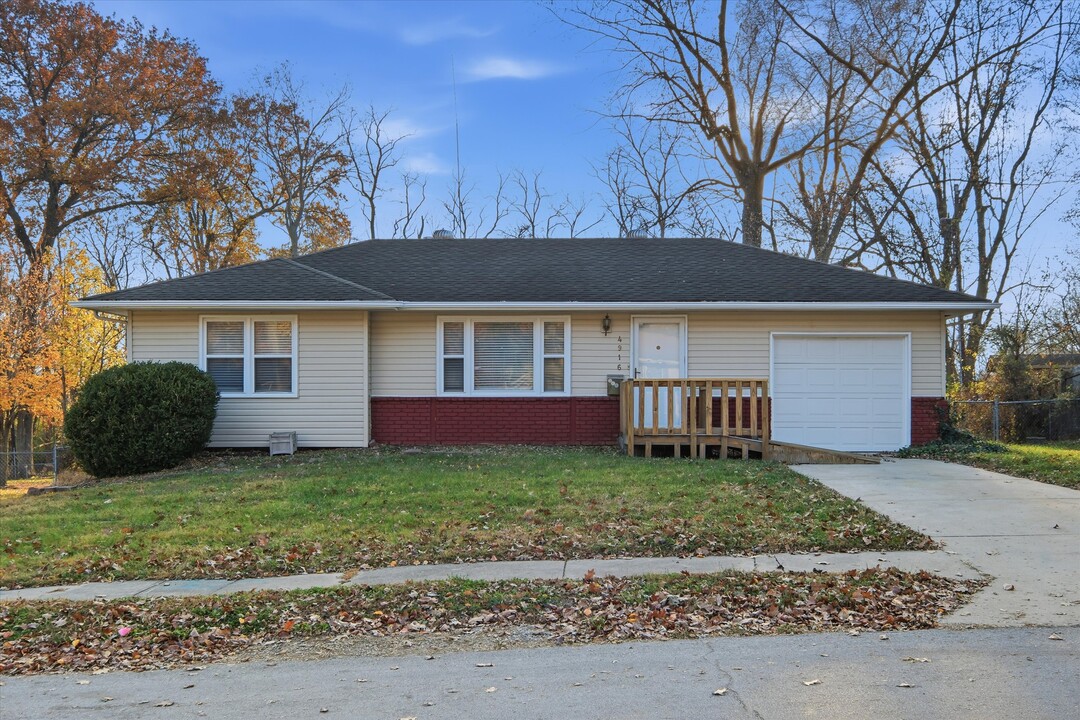 4916 Crescent Ave in Kansas City, MO - Building Photo