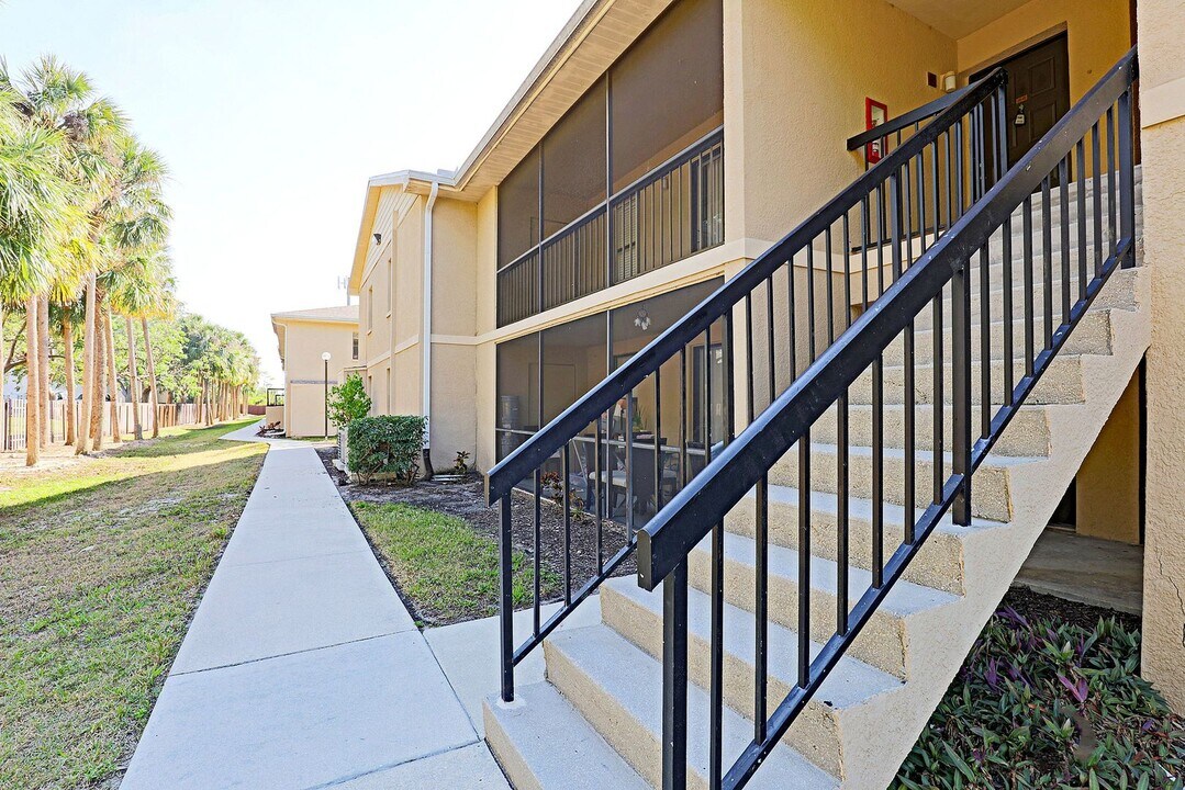 5305 Summerlin Rd in Ft. Myers, FL - Foto de edificio