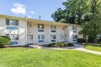 Beverly Manor Apartments in Moline, IL - Building Photo - Building Photo