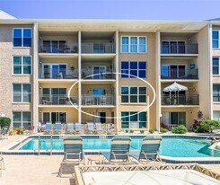 845 Benjamin Franklin Dr, Unit 202 in Sarasota, FL - Building Photo
