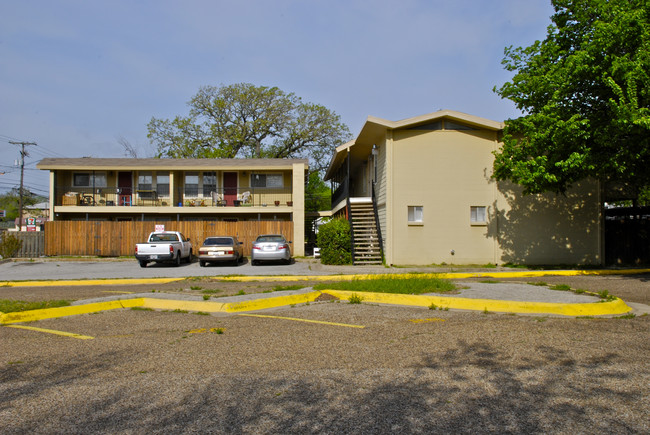 Oak Street Apartments in Denton, TX - Foto de edificio - Building Photo