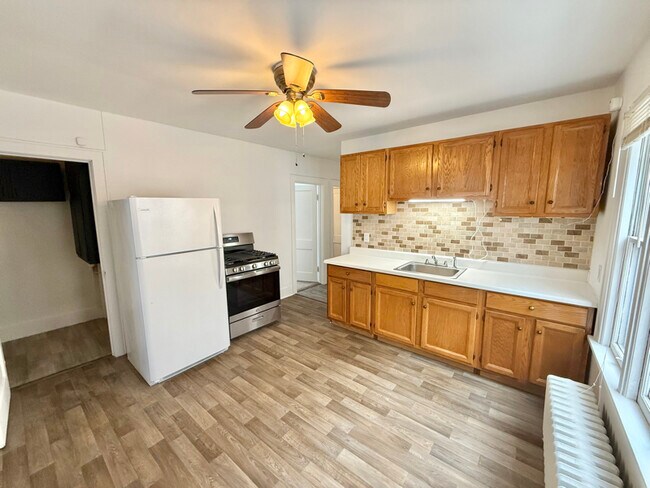 736 N Pearl St, Unit 1F in Menands, NY - Foto de edificio - Building Photo