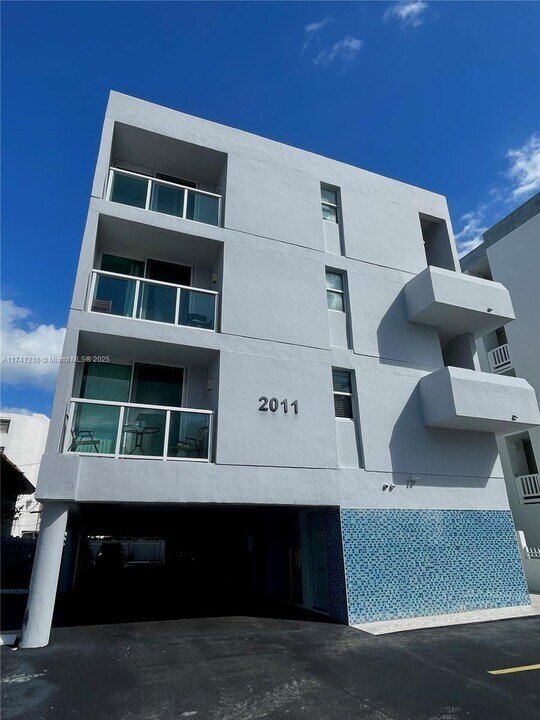 2011 Bay Dr in Miami Beach, FL - Building Photo