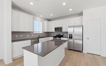 120 Golden Bell Wy in Buda, TX - Building Photo - Building Photo