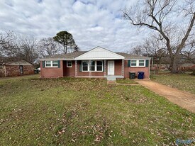 2206 Harris Rd NW in Huntsville, AL - Building Photo