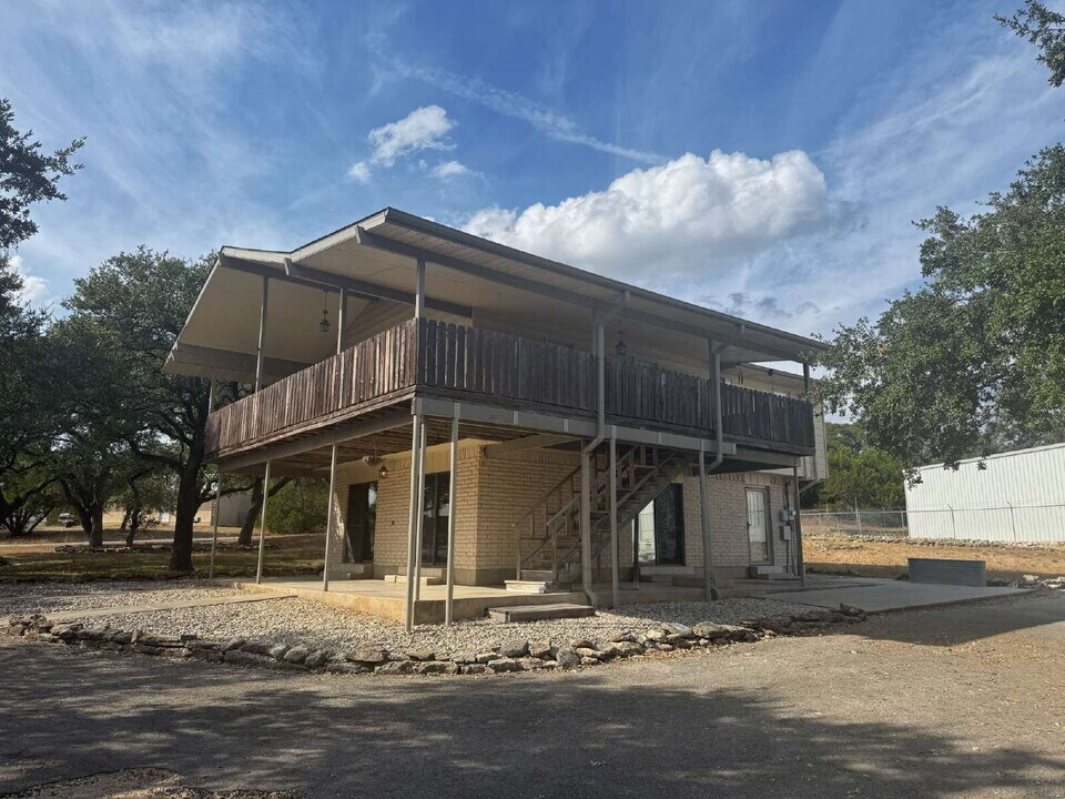 275 Halm Dr in Canyon Lake, TX - Foto de edificio
