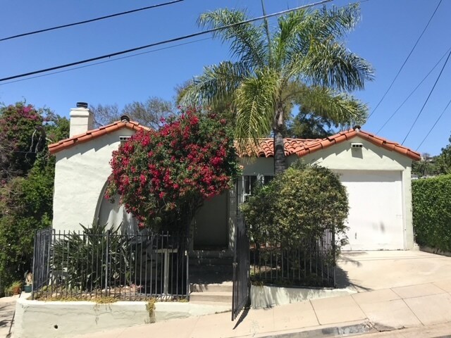 1721 Lucretia Ave in Los Angeles, CA - Building Photo