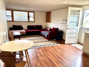 93 Sigourney St, Unit 1 in Revere, MA - Foto de edificio - Building Photo