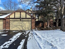 367 Sandhurst Cir in Glen Ellyn, IL - Building Photo