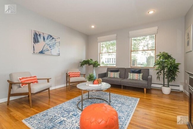 325 St Paul St in Brookline, MA - Building Photo - Building Photo