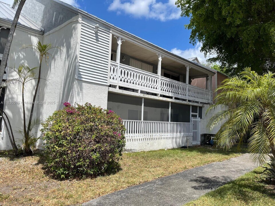 10441 Mahogany Key Cir in Miami, FL - Building Photo
