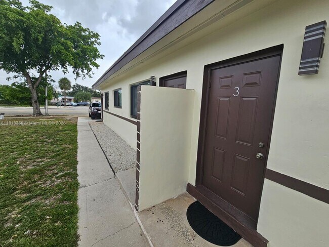 1020 Opa-locka Blvd in Opa Locka, FL - Building Photo - Building Photo