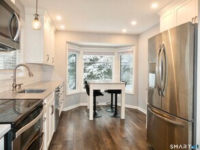 8 Oakwood Ave in Norwalk, CT - Foto de edificio - Building Photo