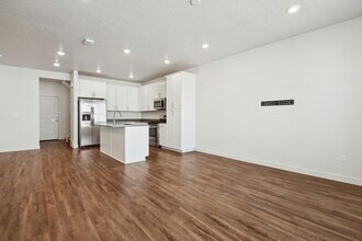 102 E Grant Ln in North Salt Lake, UT - Foto de edificio - Building Photo