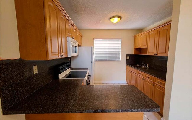 2710 W 60th Pl, Unit #202 in Hialeah, FL - Foto de edificio - Building Photo