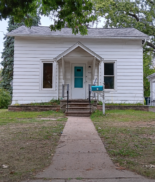 926 W Shiawassee St in Lansing, MI - Foto de edificio