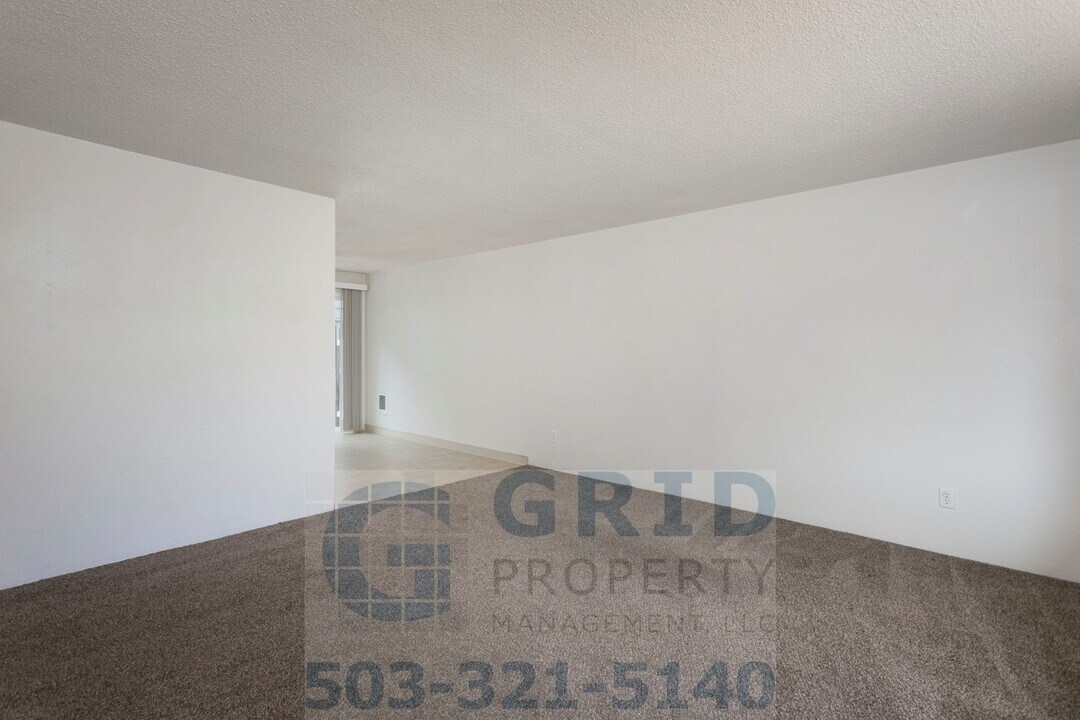 7045 SW Garden Home Rd in Portland, OR - Building Photo