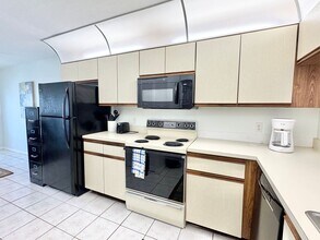 1203 Commonwealth Cir in Naples, FL - Building Photo - Building Photo