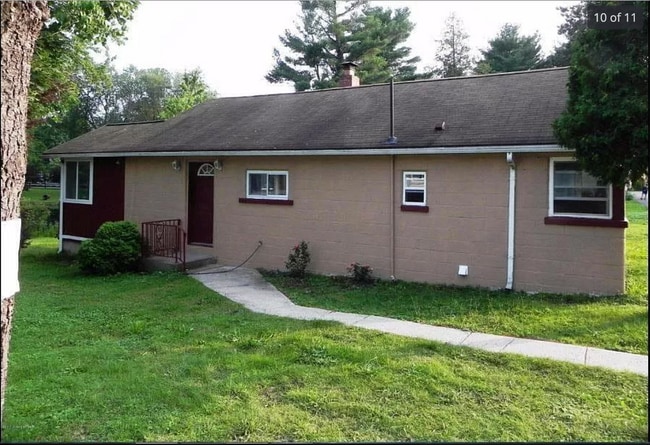 6208 Oak Ln in Kunkletown, PA - Building Photo - Building Photo