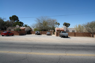 2325-2335 N Dodge Blvd in Tucson, AZ - Foto de edificio - Building Photo