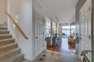1429 E Lake Sammamish Shore Ln SE in Sammamish, WA - Building Photo - Building Photo